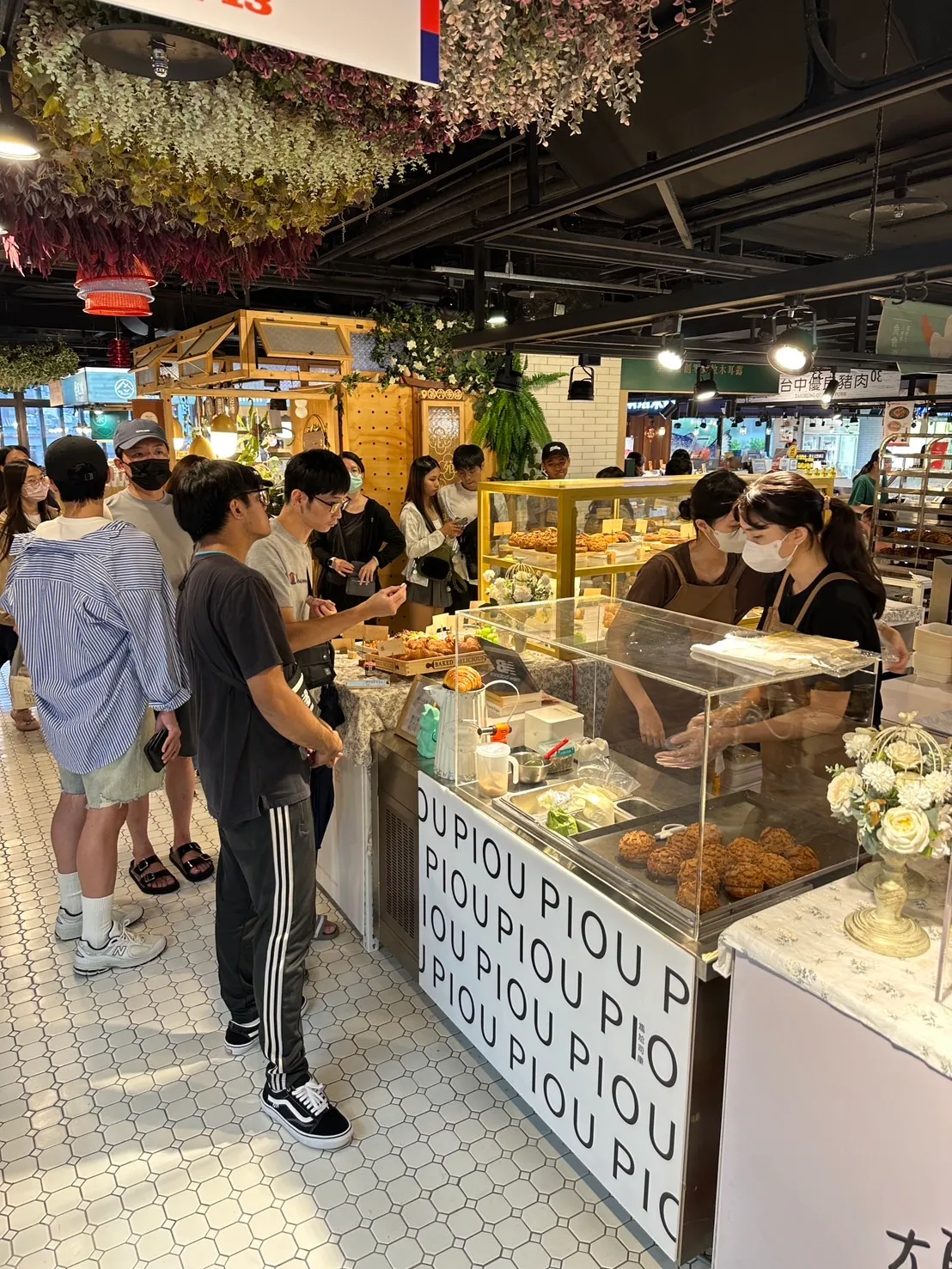 快閃店櫃位前排隊的人潮